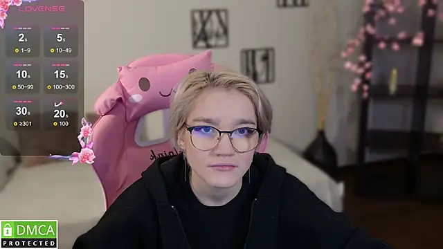 Megan Lora online show from 23, 11, 2025