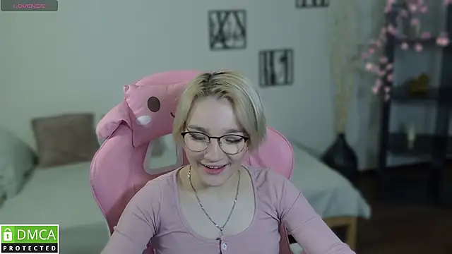 Megan Lora online show from 2, 12, 2025