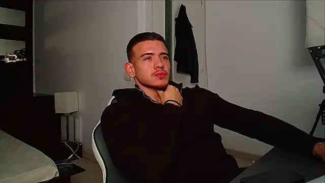 Snapshot of ElijahThorne chatting on 25, 11, 2025 ElijahThorne online show from 25, 11, 2025