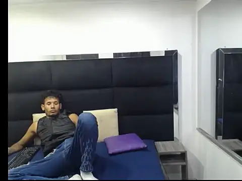 Straight latinX online show from 30, 11, 2025