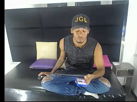 Straight latinX online show from 29, 11, 2025