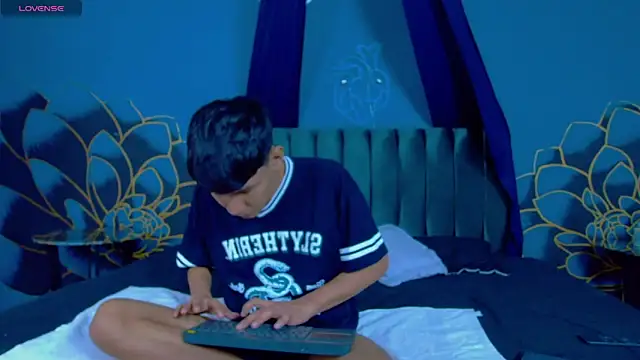 Snapshot of Liam_Sinclair chatting on 5, 12, 2025 Liam Sinclair online show from 5, 12, 2025