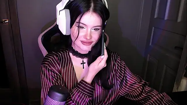 Snapshot of Moon_raven chatting on 15, 12, 2025 Moon raven online show from 15, 12, 2025