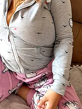 Halanamorena online show from 3, 12, 2025