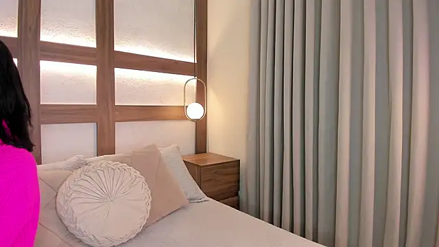 SarhaVega online show from 5, 4, 2026