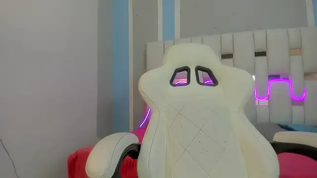 mask red girl online show from 13, 2, 2026