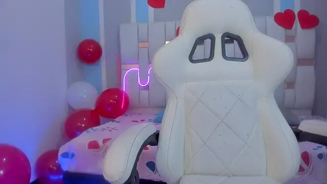 mask red girl online show from 16, 2, 2026