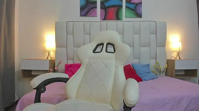 mask red girl online show from 26, 3, 2026