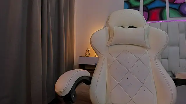 mask red girl online show from 17, 4, 2026