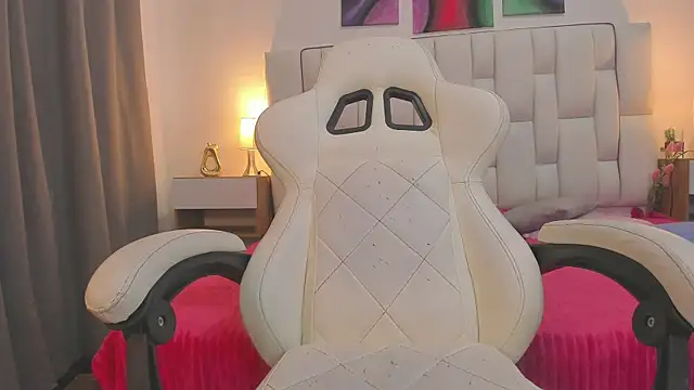 mask red girl online show from 22, 4, 2026