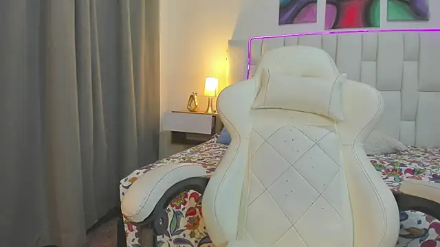 mask red girl online show from 30, 5, 2026