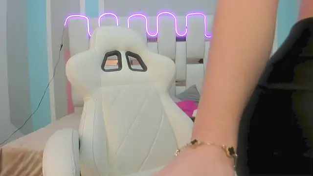 mask red girl online show from 7, 1, 2026