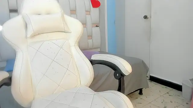 mask red girl online show from 18, 2, 2026