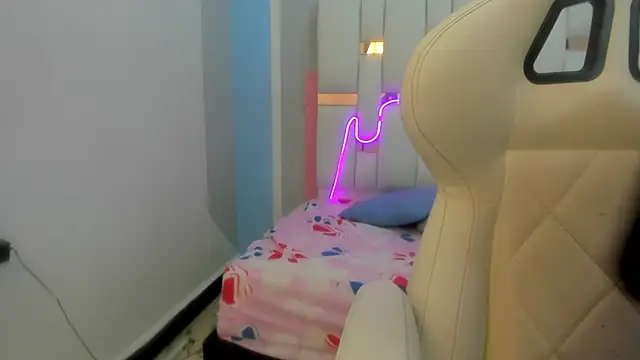 mask red girl online show from 10, 2, 2026