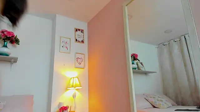 Snapshot of LauraRaider chatting on 24, 11, 2025 LauraRaider online show from 24, 11, 2025