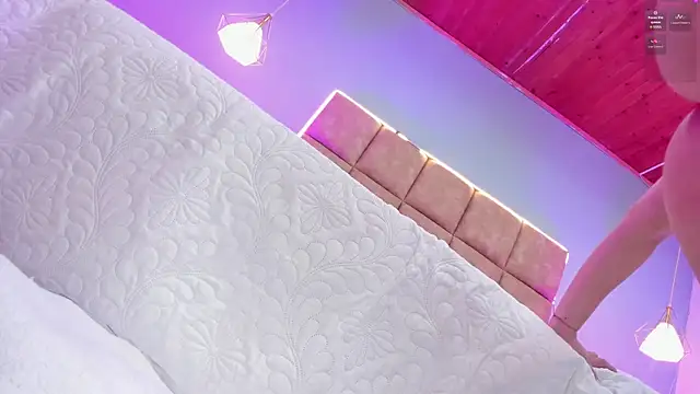 Natalia Saenz  online show from 15, 7, 2026