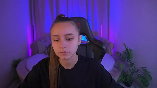 Snapshot of TinyNatalie chatting on 24, 11, 2025 TinyNatalie online show from 24, 11, 2025