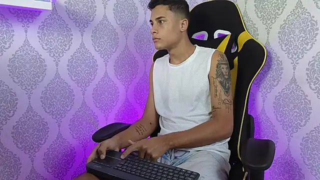 Snapshot of The_big_twink_x chatting on 24, 11, 2025 The big twink x online show from 24, 11, 2025