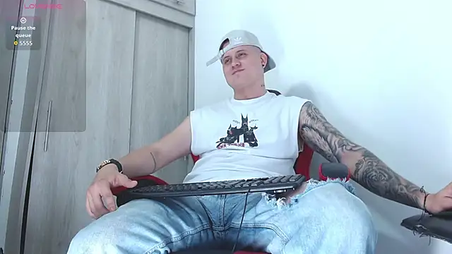 Snapshot of leon_cumming chatting on 2, 12, 2025 leon cumming online show from 2, 12, 2025