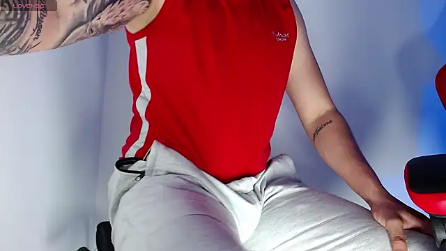 Snapshot of leon_cumming chatting on 25, 11, 2025 leon cumming online show from 25, 11, 2025