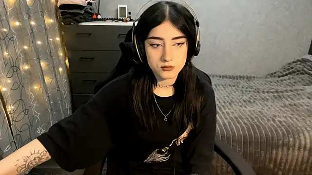 Snapshot of Meowluly chatting on 17, 12, 2025 Meowluly online show from 17, 12, 2025