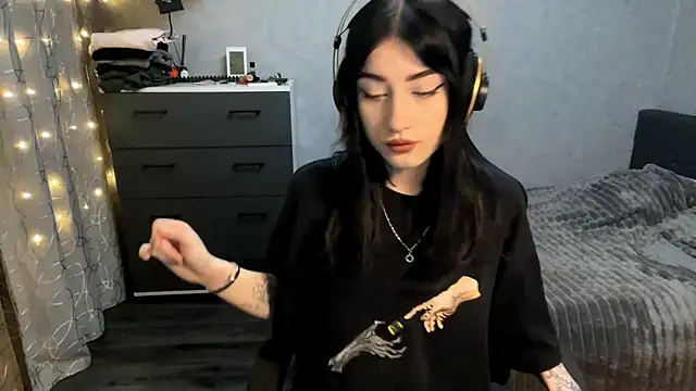 Snapshot of Meowluly chatting on 18, 12, 2025 Meowluly online show from 18, 12, 2025