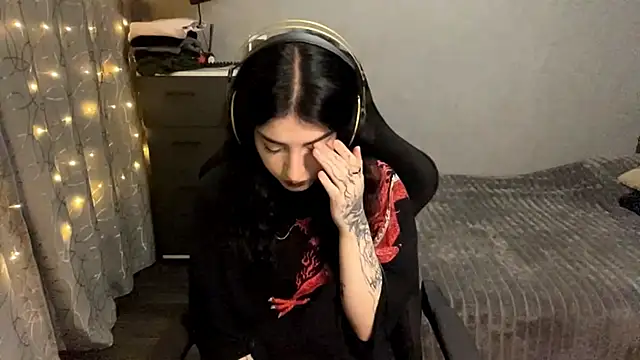 Snapshot of Meowluly chatting on 15, 12, 2025 Meowluly online show from 15, 12, 2025