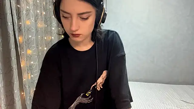 Snapshot of Meowluly chatting on 1, 12, 2025 Meowluly online show from 1, 12, 2025