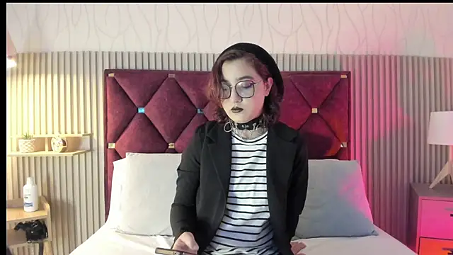 Kiri Velvet online show from 13, 4, 2026