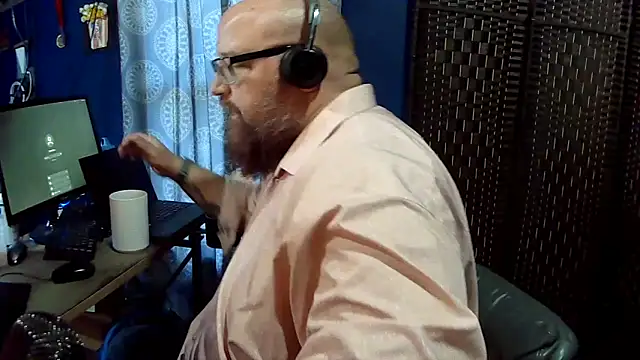 BigBearforCuddles online show from 4, 5, 2026