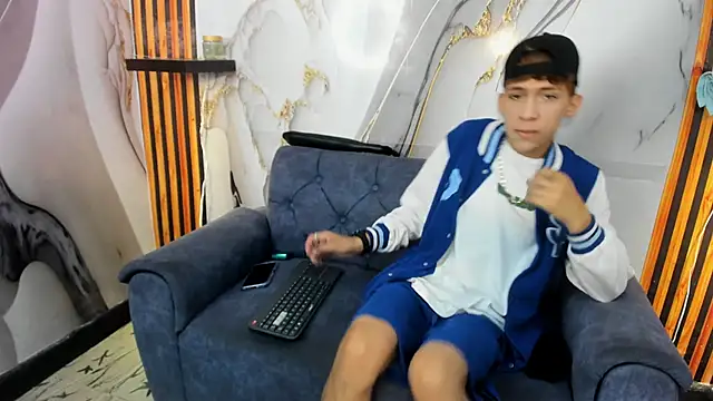 Alex LatinBoy18 online show from 25, 11, 2025