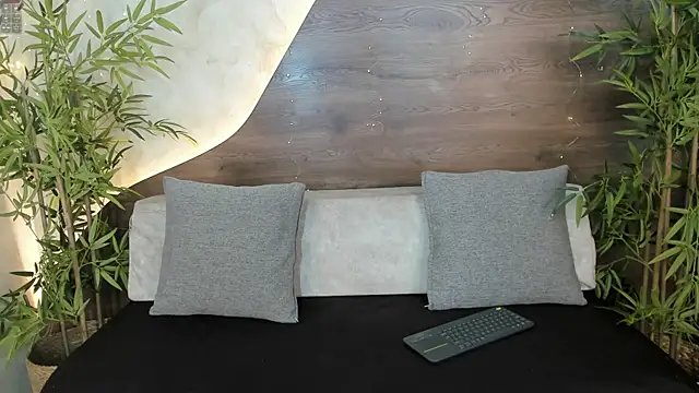 Lola saenz  online show from 2, 12, 2025