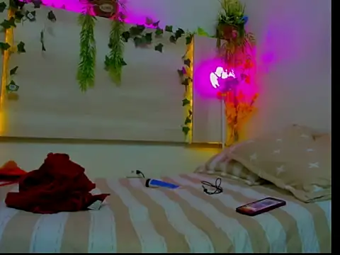 Snapshot of AngelSlimm chatting on 29, 11, 2025 AngelSlimm online show from 29, 11, 2025