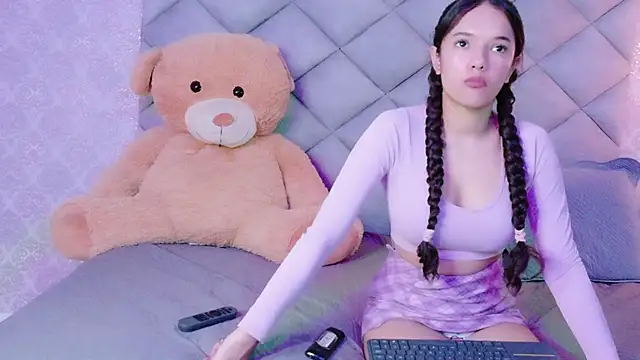 TinyCurlQueen online show from 1, 12, 2025