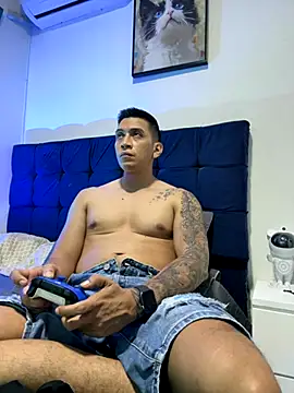 Snapshot of OliverWest04 chatting on 1, 12, 2025 OliverWest04 online show from 1, 12, 2025