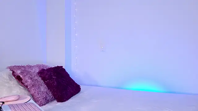 Naughtybunnyy  online show from 17, 5, 2026