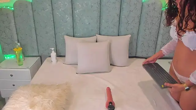 ninacrave  online show from 6, 1, 2026