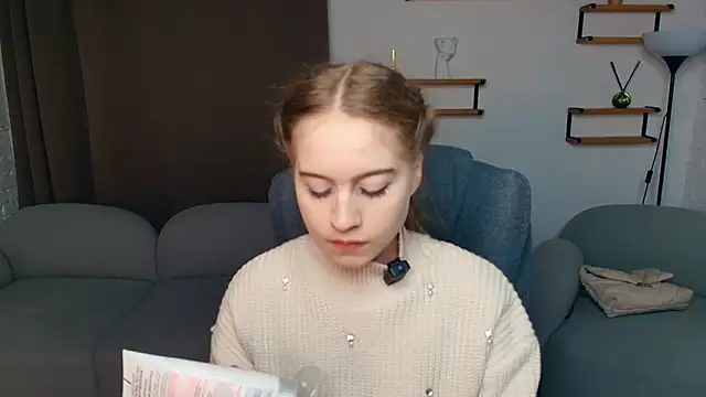 Snapshot of FairrryBluuum chatting on 28, 11, 2025 FairrryBluuum online show from 28, 11, 2025