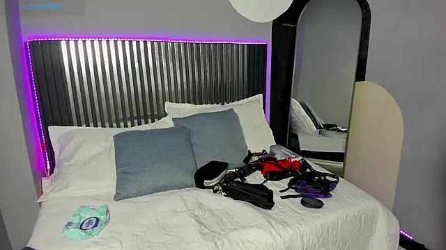 nora temptress online show from 22, 4, 2026