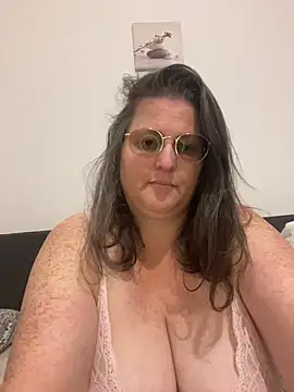 bea french curvy online show from 22, 4, 2026