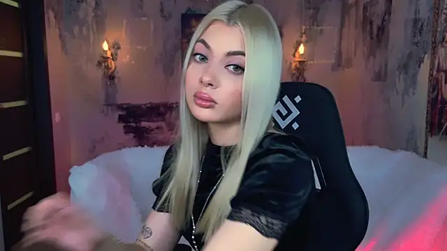 Snapshot of HyileyClark chatting on 2, 12, 2025 HyileyClark online show from 2, 12, 2025