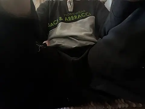 Snapshot of erdestruttor18 chatting on 1, 12, 2025 erdestruttor18 online show from 1, 12, 2025