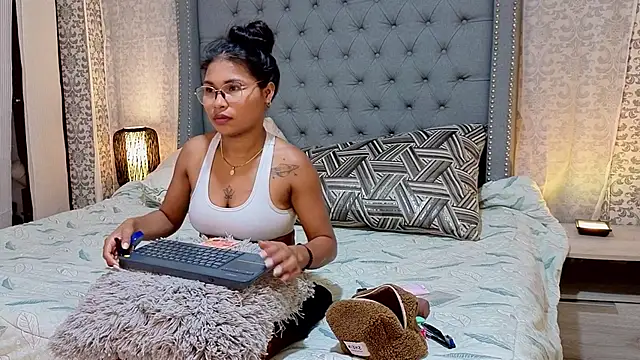 Miaa Collinss online show from 29, 11, 2025