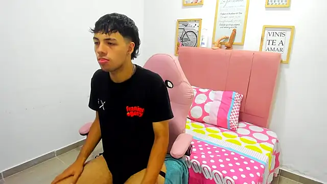 Snapshot of shy_guy18 chatting on 1, 12, 2025 shy guy18 online show from 1, 12, 2025