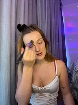 Snapshot of madlynginger chatting on 28, 11, 2025 madlynginger online show from 28, 11, 2025