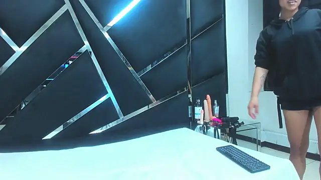 Alyssa Noah online show from 15, 4, 2026