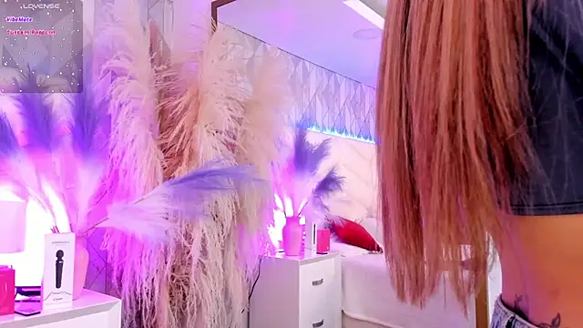 Lizzi Hotman  online show from 25, 3, 2026