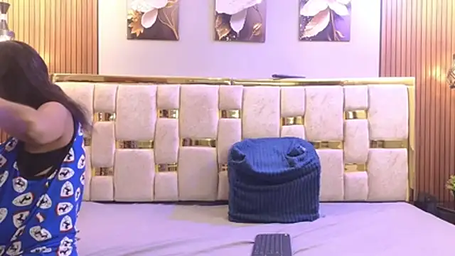  Caroline34 online show from 8, 4, 2026