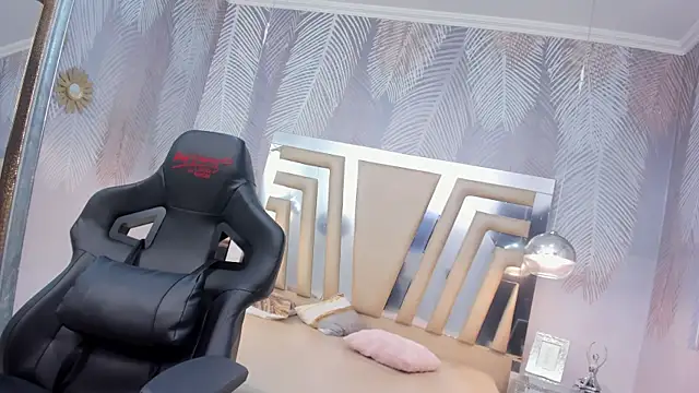 Snapshot of MiaCurvyy chatting on 4, 12, 2025 MiaCurvyy online show from 4, 12, 2025