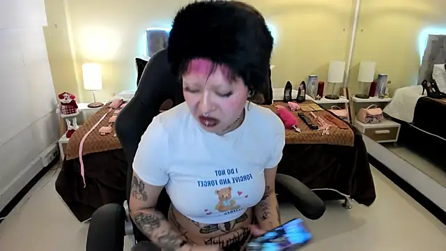 Saskia Vellour online show from 29, 11, 2025